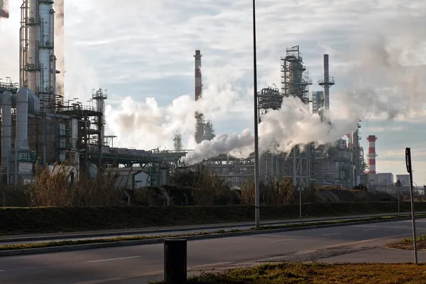 Refinaria de petróleo — Fotografia de Stock