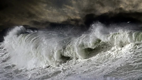 Большая атантическая волна — стоковое фото
