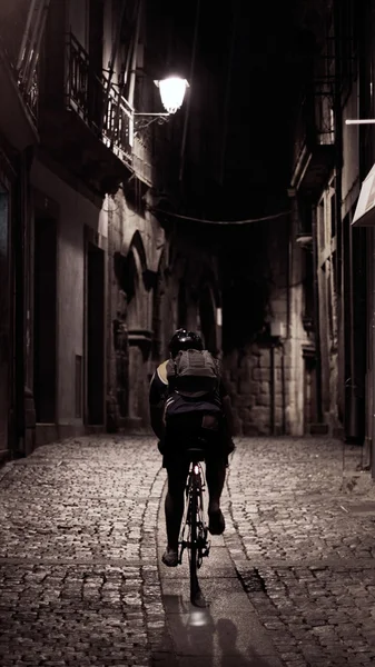 Alley kerékpáros — Stock Fotó