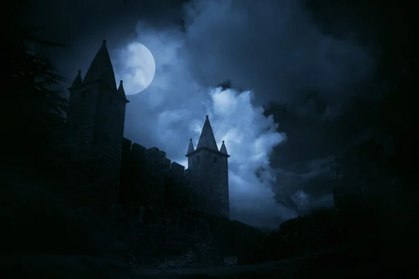 Geheimnisvolle mittelalterliche Burg — Stockfoto
