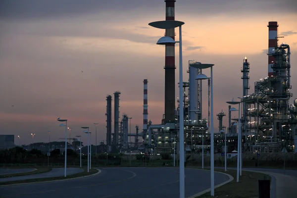 Refinaria de petróleo ao amanhecer — Fotografia de Stock