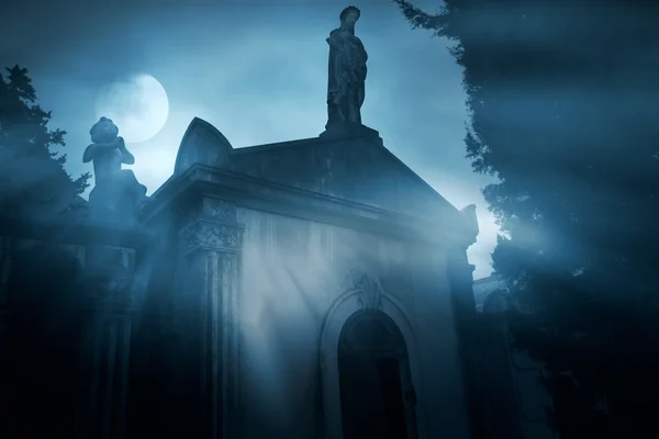 Full moon over cemetery — Stock Photo, Image