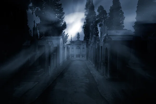 Cementerio en una noche nublada de luna llena — Foto de Stock