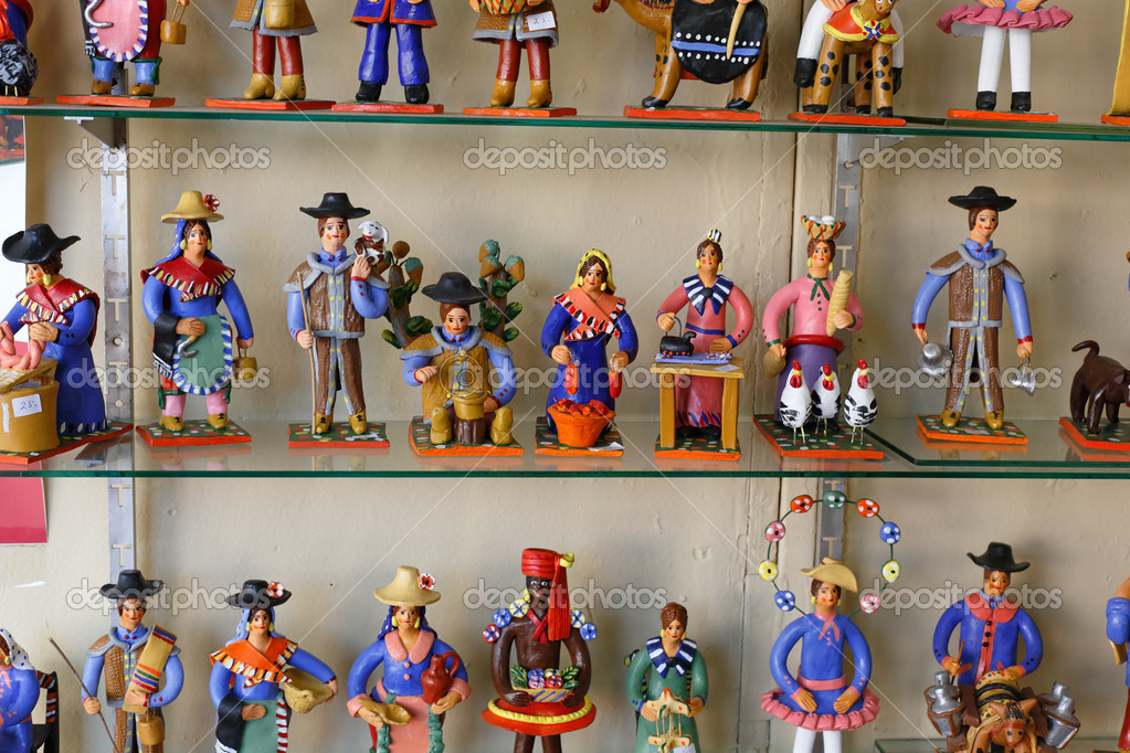estatuetas de cer u00e2mica artesanal u2014 Fotografia de Stock Editorial u00a9 zacariasdamata #51098129 Aparador Ouro Branco ~ estatuetas de cer u00e2mica artesanal u2014 Fotografia de Stock Editorial u00a9 zacariasdamata #51098129
