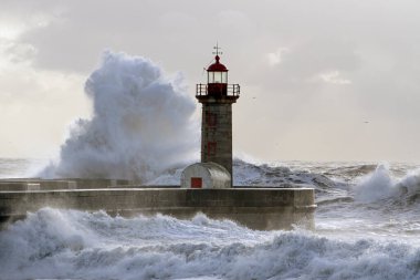 Douro nehrinin ağzında bulutlu gün batımı Porto, Portekiz