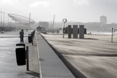 Matosinhos, Portekiz - 19 Ocak 2013: Şehir Watwerfront ve plajı fırtınalı rüzgarlar altında.