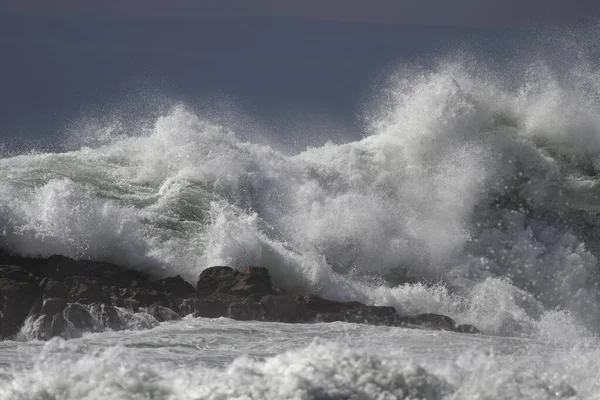 Kuzey Portekiz Sahillerinde Dalgalar Kopuyor Dalgalı Bir Denizde Ama Güneşli — Stok fotoğraf