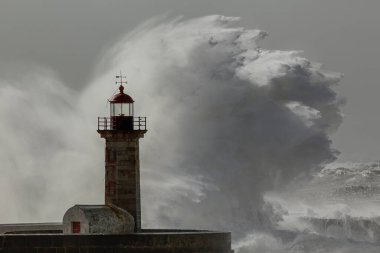 Büyük fırtınalı dalga sıçraması. Douro nehri ağzı, Porto Portekiz. Yumuşak arka ışıklandırma