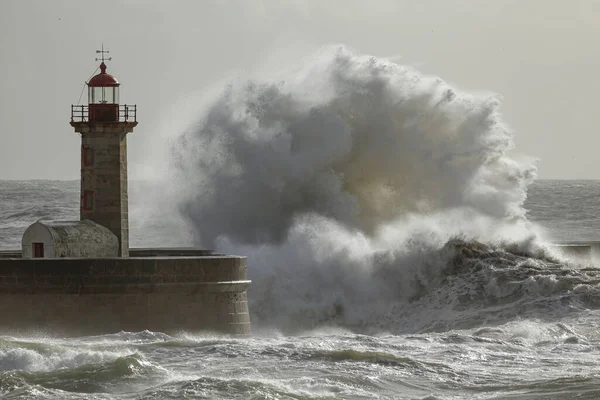 Stor Stormig Våg Stänk Gamla Fyren Douros Flodmynning Porto Portugal — Stockfoto