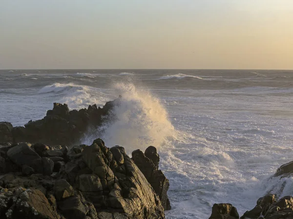 大きな波のスプラッシュ ポルトガルの北 ラブラージュ州サンパイオの小さな岬 一日の終わり — ストック写真