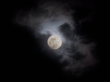 Dolunay bulutlu bir gecede.