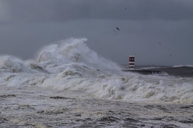 Douro nehri ağzı kış fırtınası sırasında, Porto, Portekiz 'in kuzeyinde..