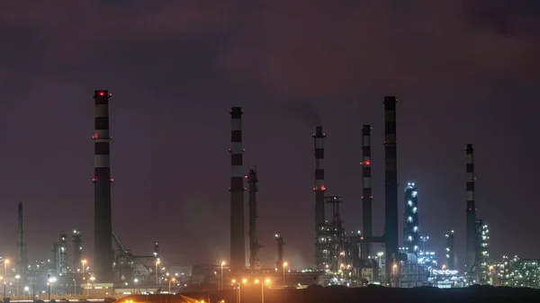 Parte Una Gran Refinería Petróleo Por Noche —  Fotos de Stock