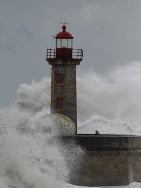 Douro nehri ağzı, eski deniz feneri, şiddetli fırtına altında..