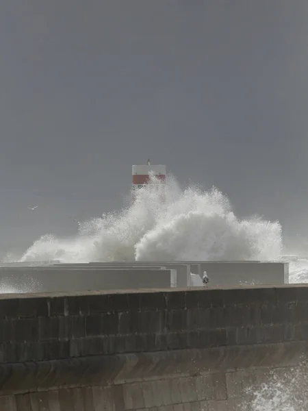 Büyük Fırtınalı Dalga Sıçraması Portekiz Kuzeyi — Stok fotoğraf
