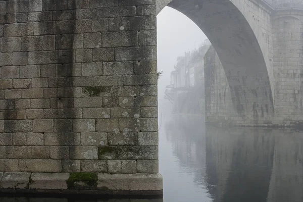 Antiguo Puente Granito Del Río Tamega Una Mañana Brumosa Amarante —  Fotos de Stock