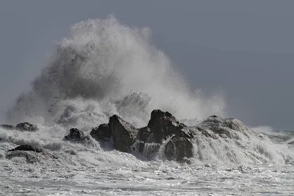 Большая Волна Плескается Бурный День Моря — стоковое фото