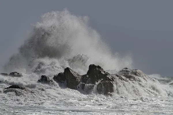 Grande Vague Éclaboussure Dans Une Journée Mer Agitée — Photo