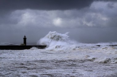 Douro nehri ağzı kış fırtınası sırasında, Porto, Portekiz 'in kuzeyinde..