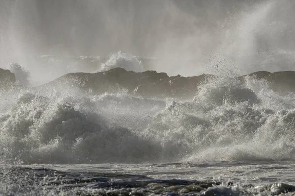 Kıyıdaki Fırtına Kayaların Kayalıkların Üzerinden Büyük Bir Dalganın Sıçrama Püskürme — Stok fotoğraf