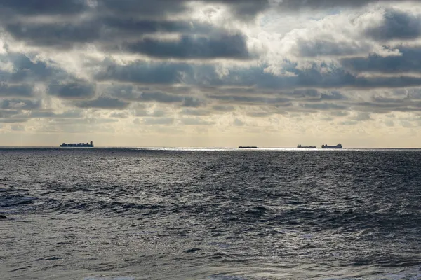 Navios Comerciais Que Atravessam Atlântico Largo Costa Portuguesa Numa Tarde — Fotografia de Stock