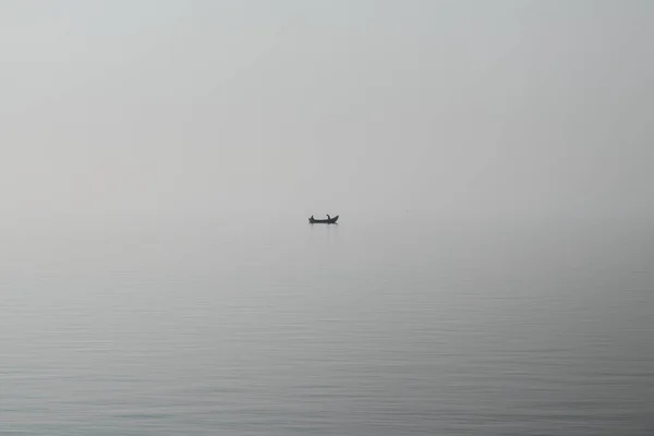 Petit Bateau Pêche Dans Brouillard Ria Aveiro Portugal — Photo
