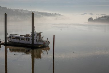 Sisli bir sabahta Douro nehri marinalarından birinde.