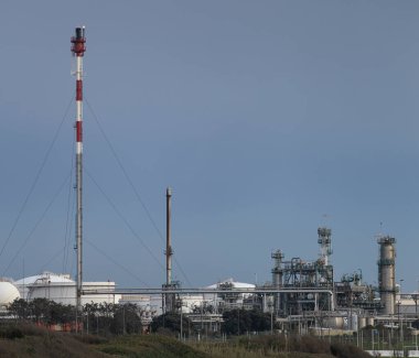 Büyük bir petrol rafinerisinin parçası..
