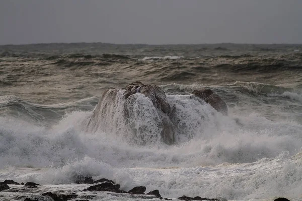 포르투 날아온 암석들은 폭풍우 가치는 파도에 침수되었다 — 스톡 사진