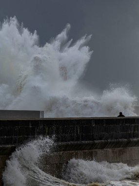 Douro Nehri Ağzı feneri ve şiddetli fırtına altında rıhtımlar.
