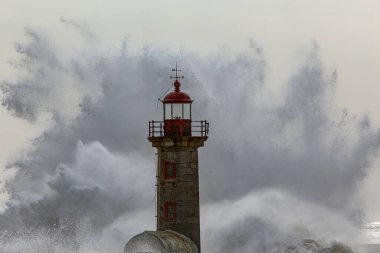 Büyük dalga sıçrama. Portekiz Douro Nehri'nin ağzında.