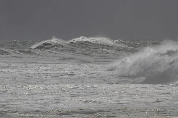 Portekizce Sahile Yaklaşırken Büyük Fırtınalı Dalgalar — Stok fotoğraf