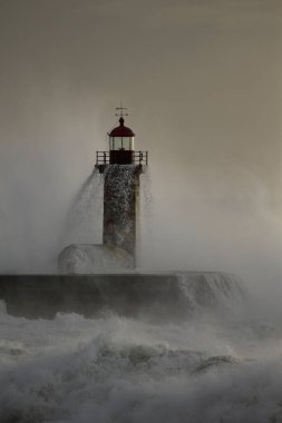 Douro nehrinin ağzındaki eski ve ikonik deniz fenerinde öğleden sonra Porto, Portekiz 'de büyük bir fırtına dalgası koptu..