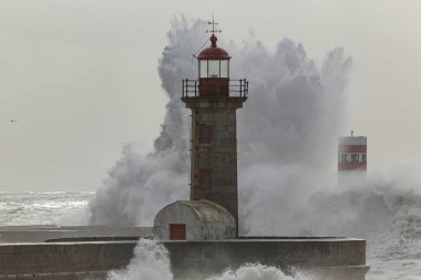 Büyük dalga sıçrama. Portekiz Douro Nehri'nin ağzında.