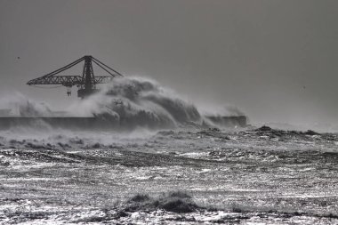 Leixoes limanı Portekiz 'in kuzeyinde şiddetli fırtına altında..