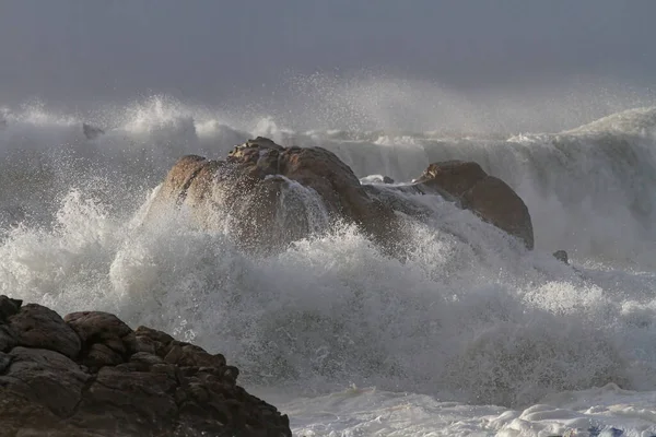 Kuzey Portekiz Deki Kayalar Gün Batımından Hemen Önce Fırtınalı Dalgalar — Stok fotoğraf