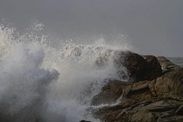 Большой Штормовой Всплеск Волны Скалы Северного Побережья Португалии — стоковое фото