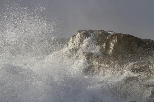 Felsen Aus Nordportugal Kurz Vor Sonnenuntergang Von Stürmischen Wellen Überflutet — Stockfoto