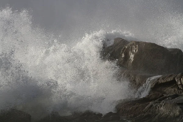 Πέτρες Από Βόρειο Πορτογαλικό Κόστος Πλημμυρίζουν Από Θυελλώδη Κύματα Λίγο — Φωτογραφία Αρχείου