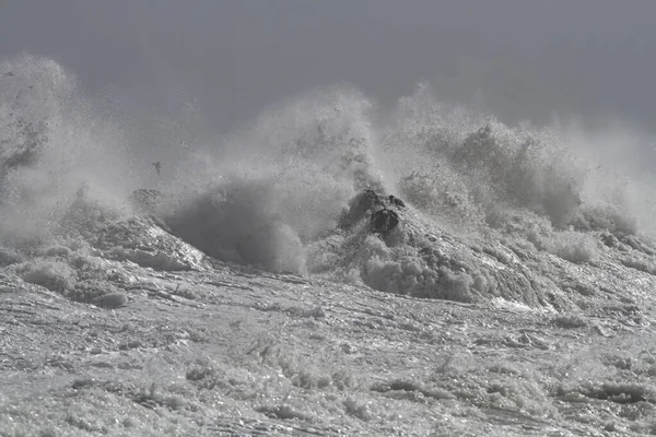 Zeerots Overstroomd Door Stormachtige Golven Noord Portugese Rotskust — Stockfoto