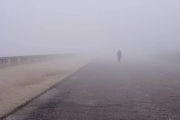 Hombre Caminando Solo Niebla Mañana Junto Mar —  Fotos de Stock