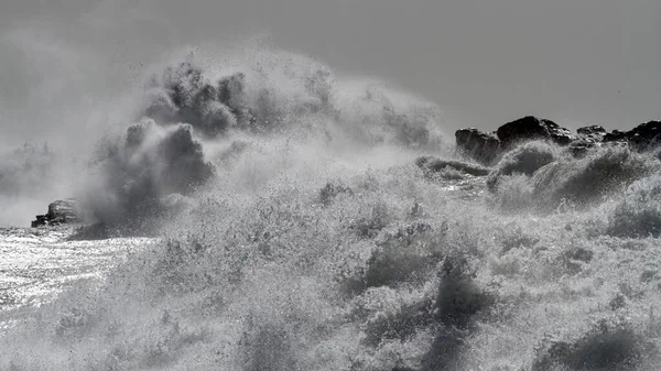 Dalgalar Dalgalı Bir Deniz Gününde Sıçrıyor — Stok fotoğraf