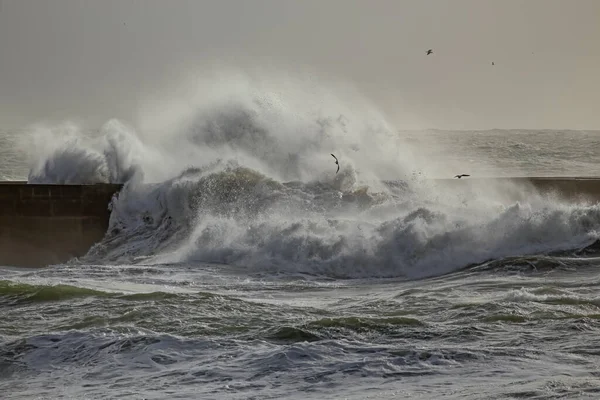 Μεγάλα Κύματα Πάνω Από Τις Εκβολές Ποταμών Βόρεια Της Πορτογαλίας — Φωτογραφία Αρχείου