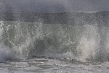 Büyük fırtınalı dalgalar yaklaşıyor.