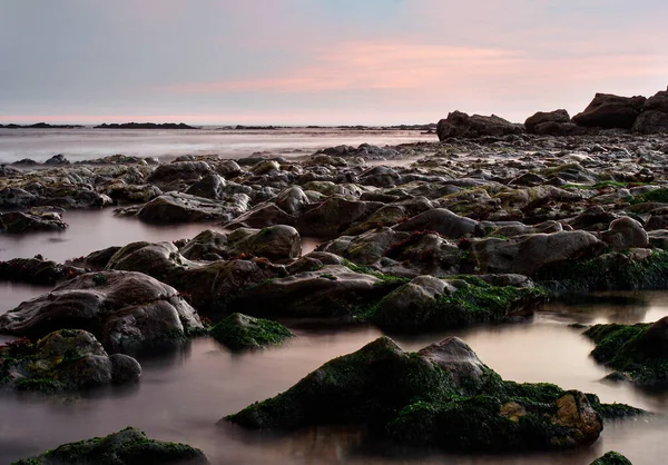 Playa Rocosa Durante Marea Baja Anochecer Larga Exposición Costa Rocosa — Foto de Stock