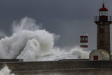 Büyük dalga sıçrama detayı, Douro nehir fenerleri ve rıhtımları, Porto, Portekiz.