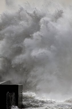 Büyük fırtınalı dalga sıçraması. Douro nehri ağzı, Porto, Portekiz.