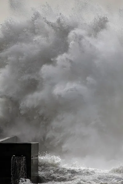 Riesige Stürmische Welle Plätschert Dahin Douro Flussmündung Porto Portugal — Stockfoto