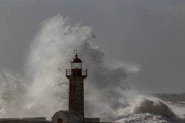Büyük fırtınalı dalga sıçraması. Douro nehri ağzı, Porto Portekiz. Yumuşak arka ışıklandırma