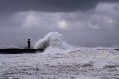 Douro nehri ağzı kış fırtınası sırasında, Porto, Portekiz 'in kuzeyinde..